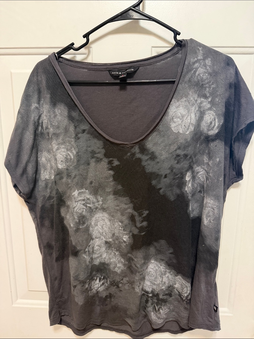 Rock & Republic Gray and White Floral Tie-Dye V-Neck Tee